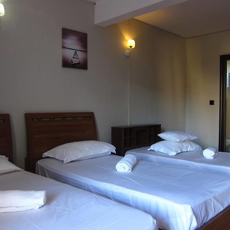 West Palm Inn Flic en Flac Экстерьер фото