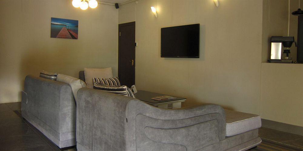 West Palm Inn Flic en Flac Экстерьер фото