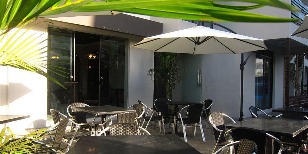 West Palm Inn Flic en Flac Экстерьер фото