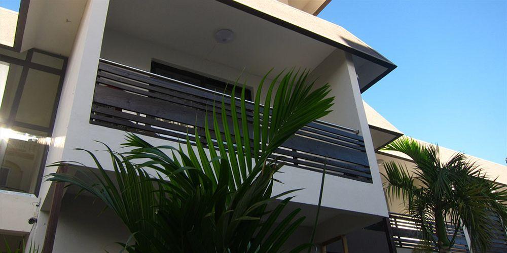 West Palm Inn Flic en Flac Экстерьер фото