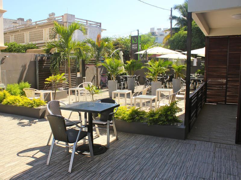 West Palm Inn Flic en Flac Экстерьер фото