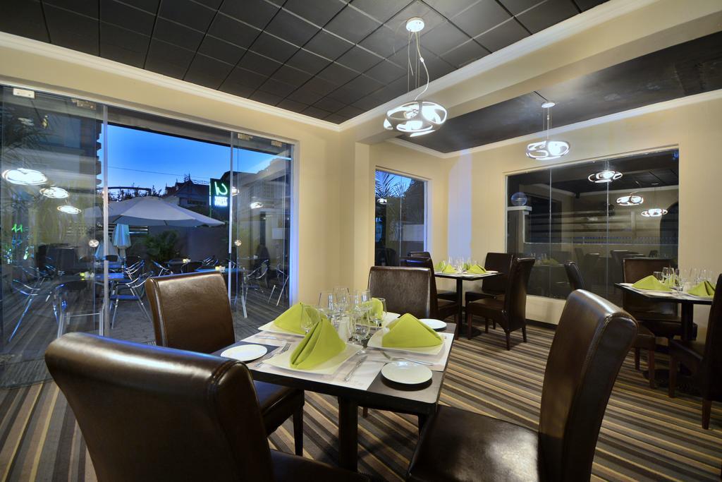 West Palm Inn Flic en Flac Экстерьер фото
