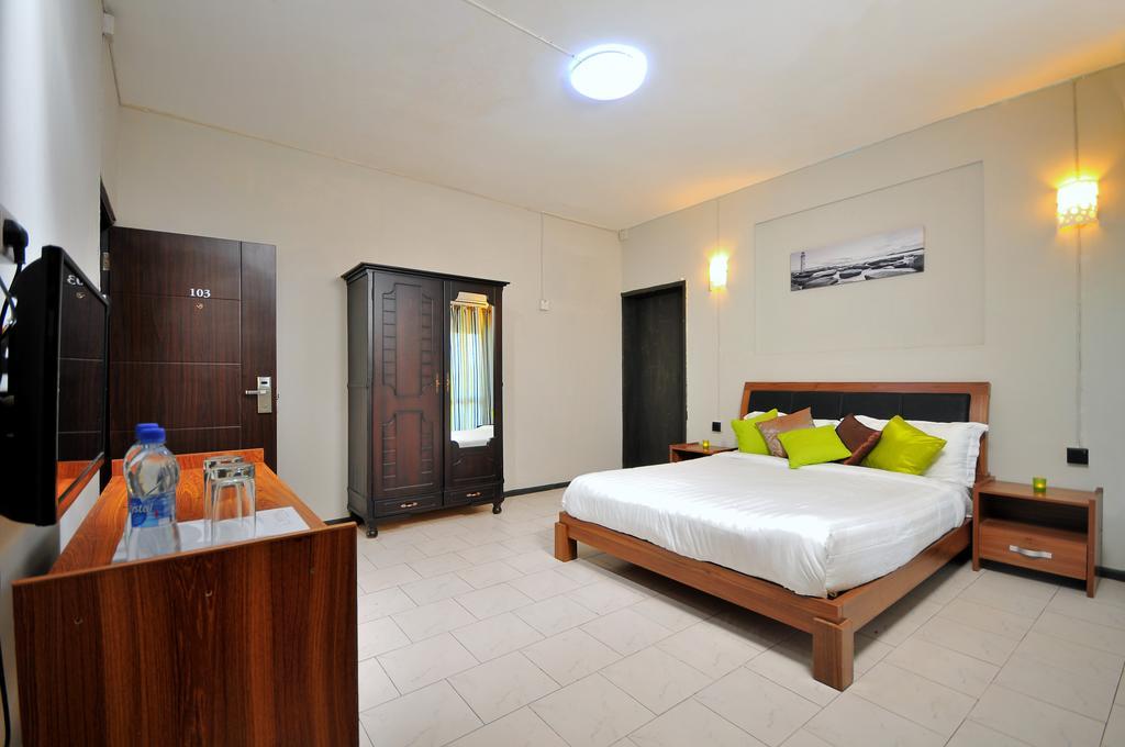 West Palm Inn Flic en Flac Экстерьер фото
