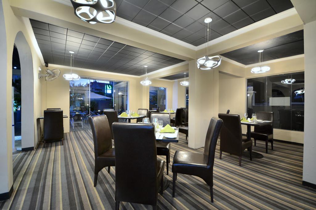 West Palm Inn Flic en Flac Экстерьер фото