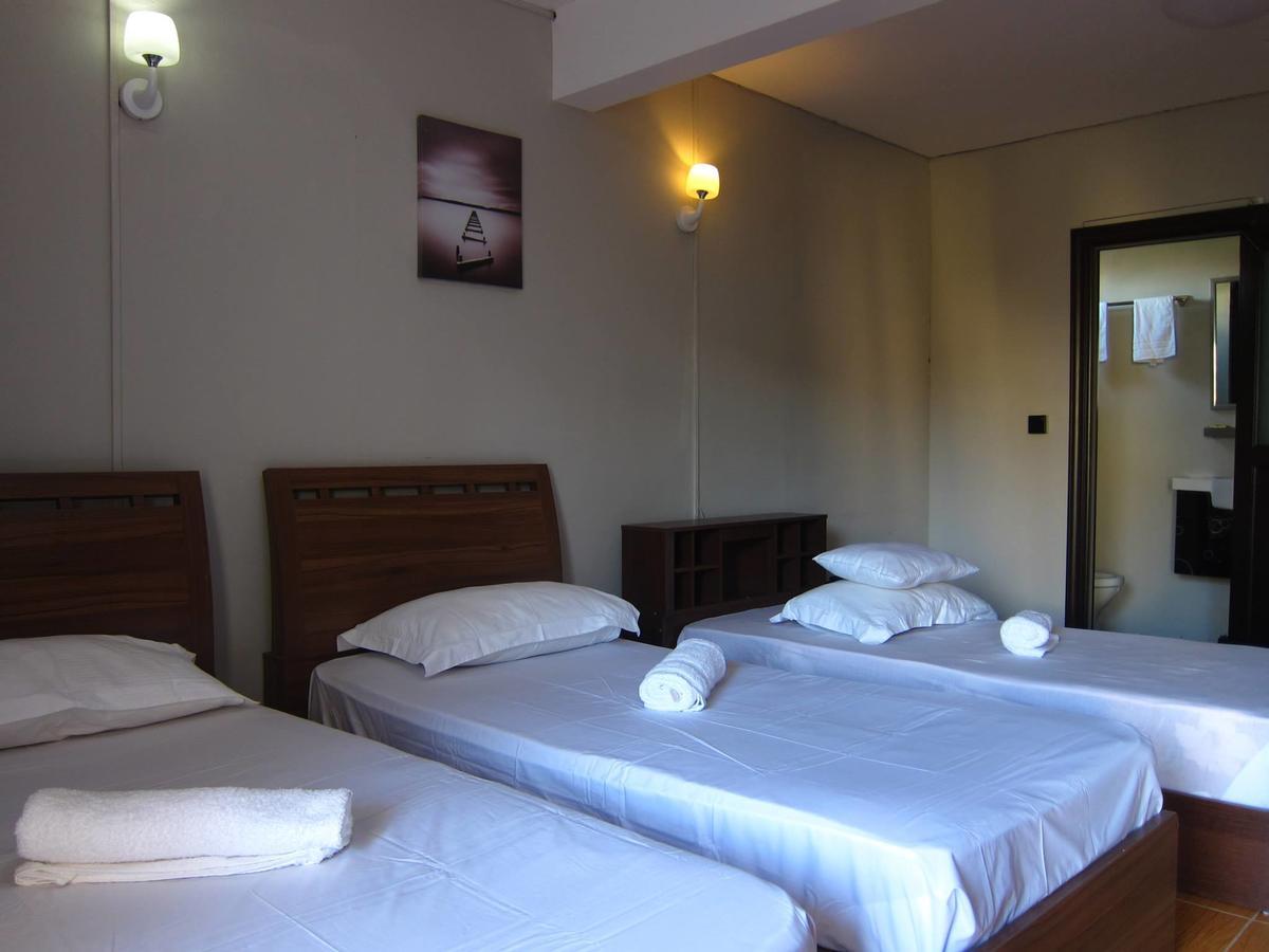 West Palm Inn Flic en Flac Экстерьер фото