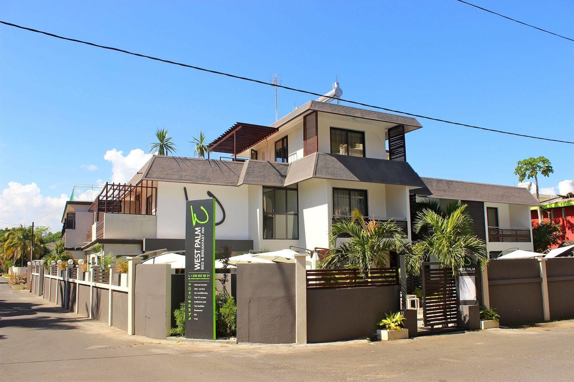 West Palm Inn Flic en Flac Экстерьер фото