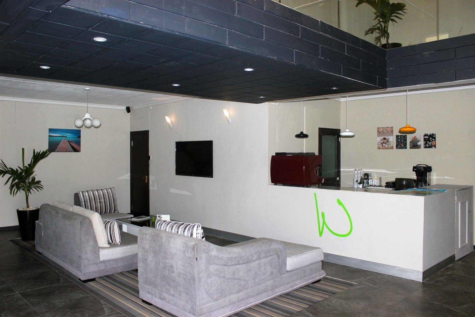 West Palm Inn Flic en Flac Экстерьер фото