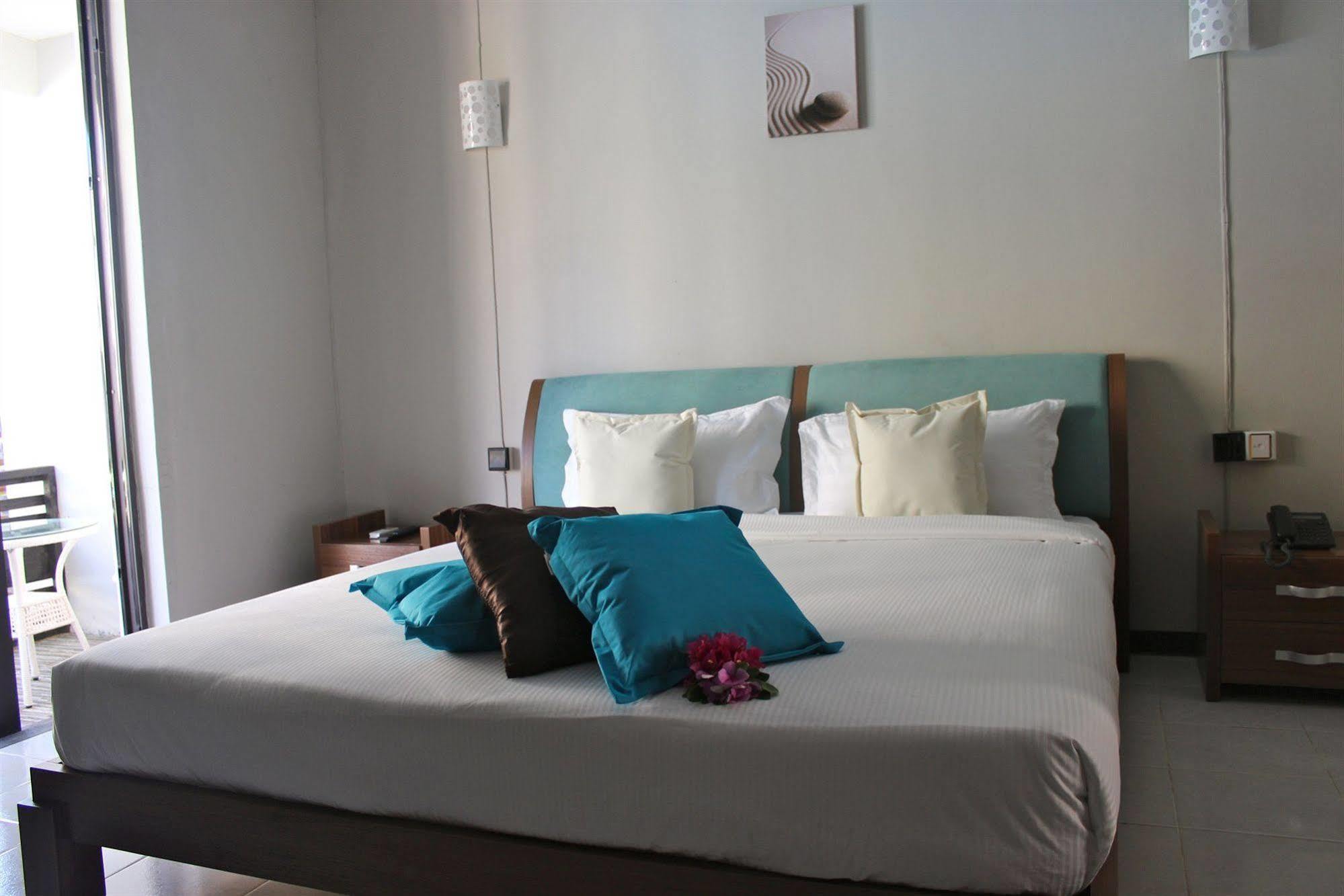 West Palm Inn Flic en Flac Экстерьер фото