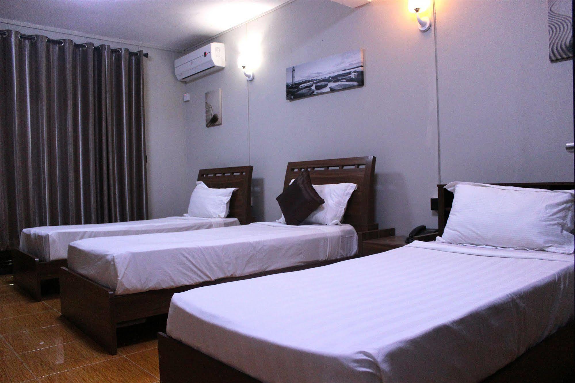 West Palm Inn Flic en Flac Экстерьер фото