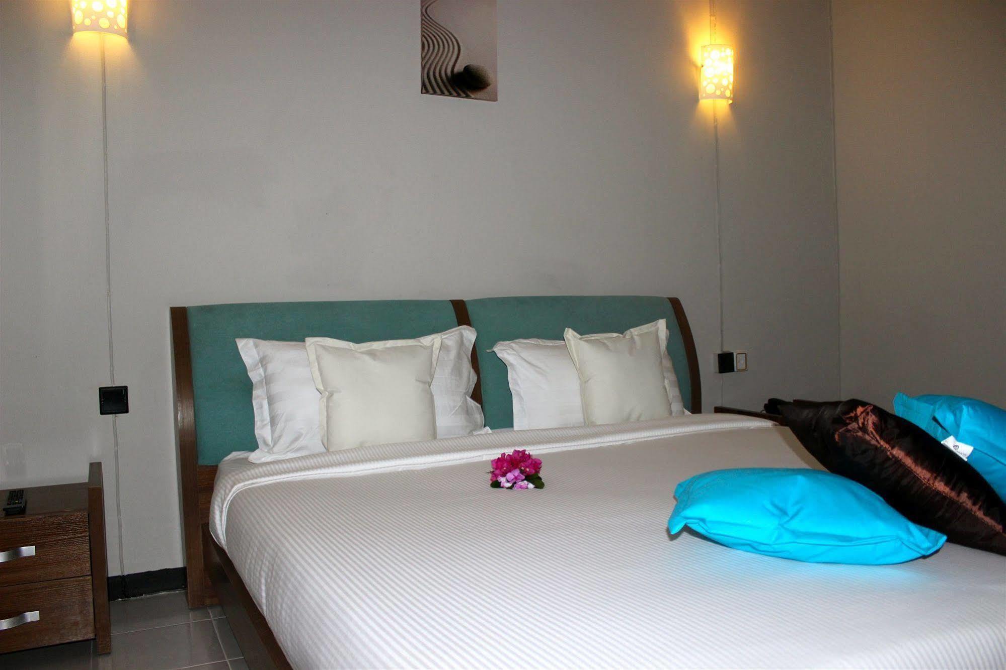 West Palm Inn Flic en Flac Экстерьер фото