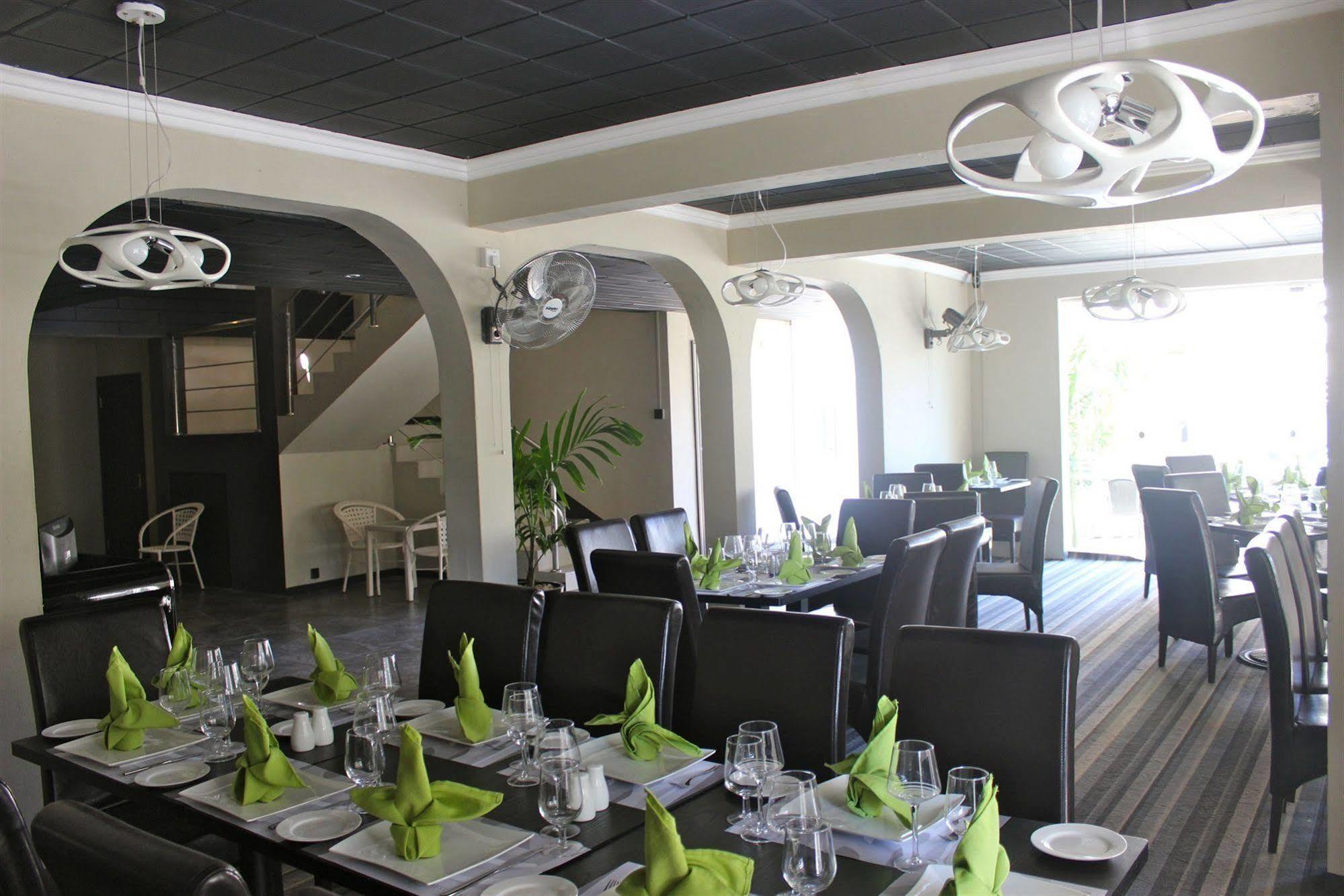West Palm Inn Flic en Flac Экстерьер фото
