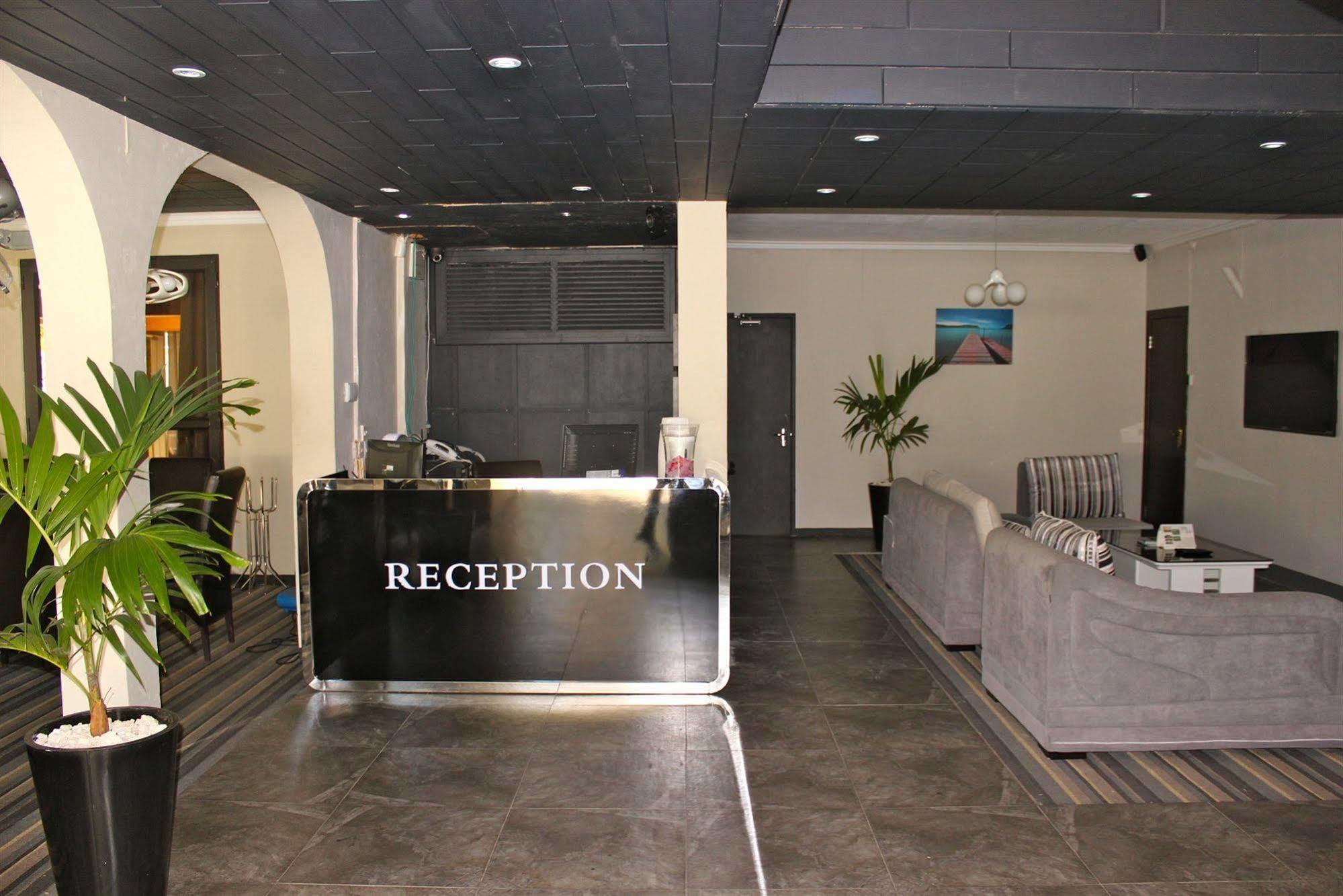 West Palm Inn Flic en Flac Экстерьер фото
