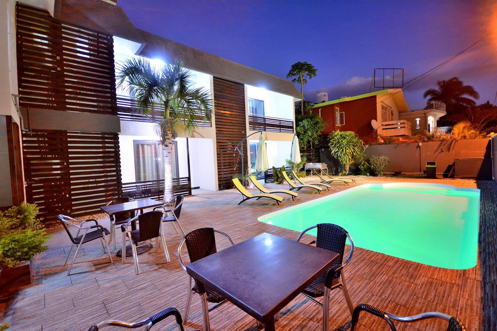 West Palm Inn Flic en Flac Экстерьер фото