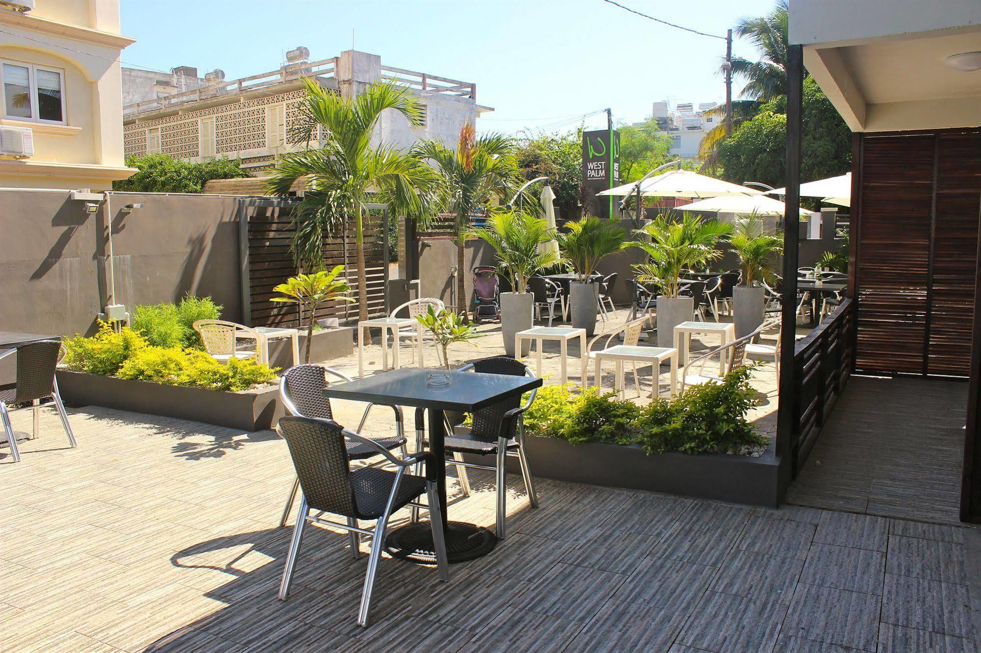 West Palm Inn Flic en Flac Экстерьер фото