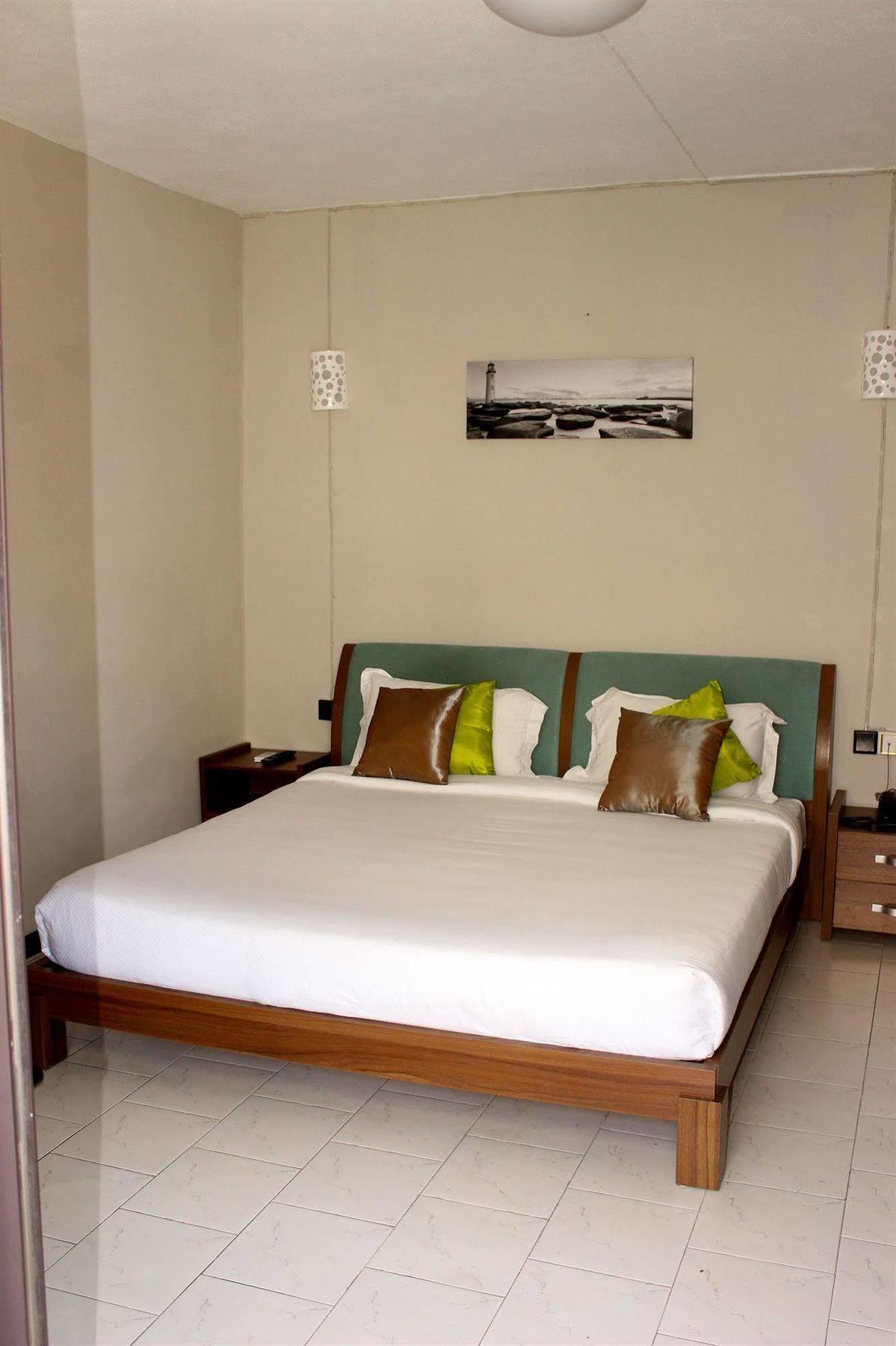 West Palm Inn Flic en Flac Экстерьер фото