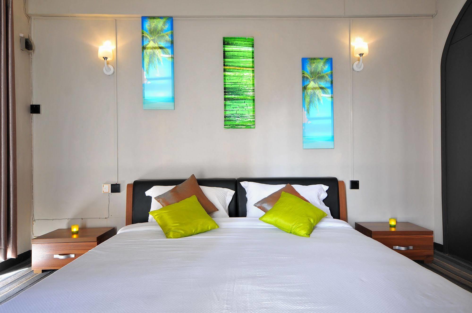West Palm Inn Flic en Flac Экстерьер фото
