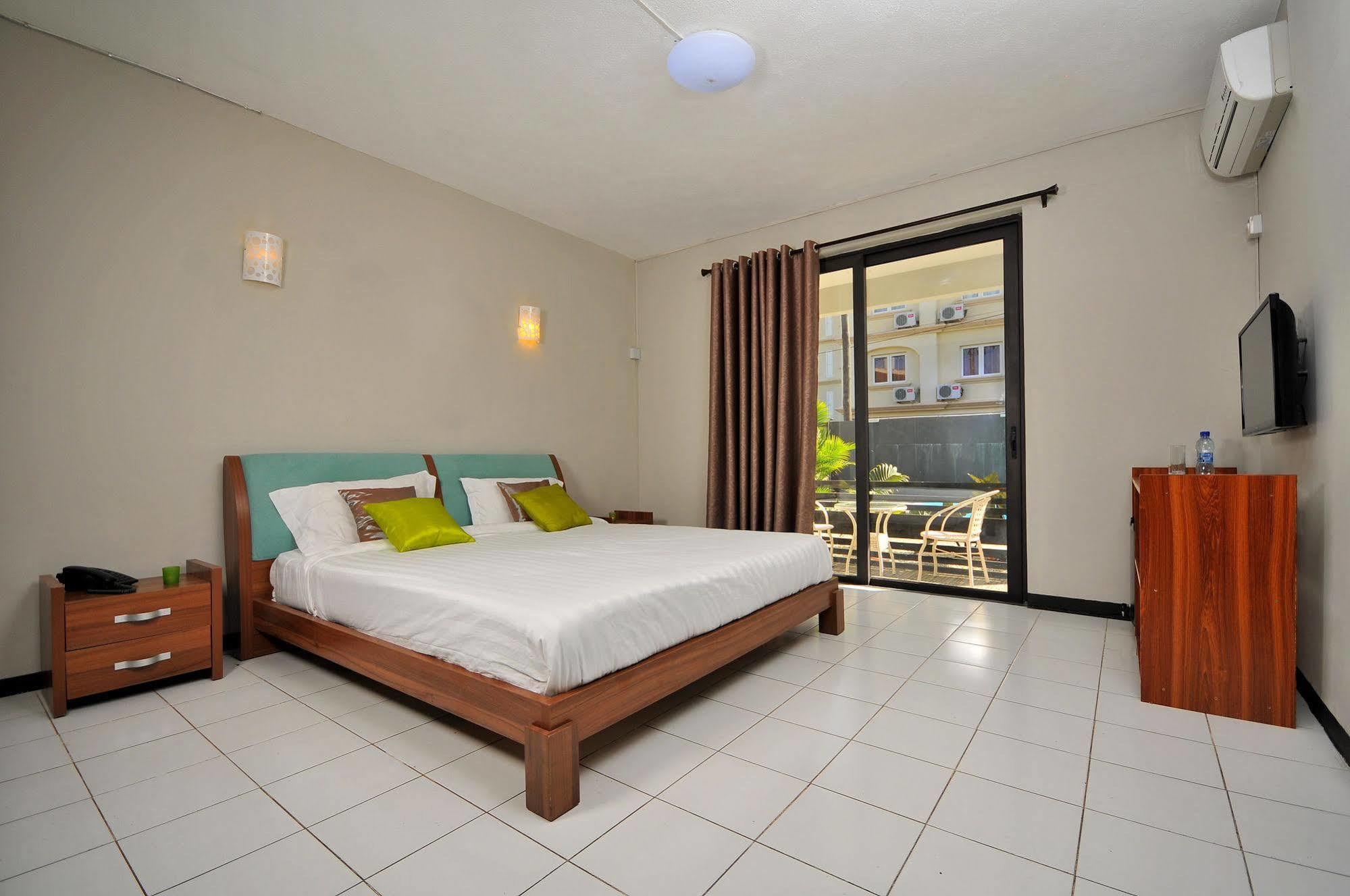 West Palm Inn Flic en Flac Экстерьер фото